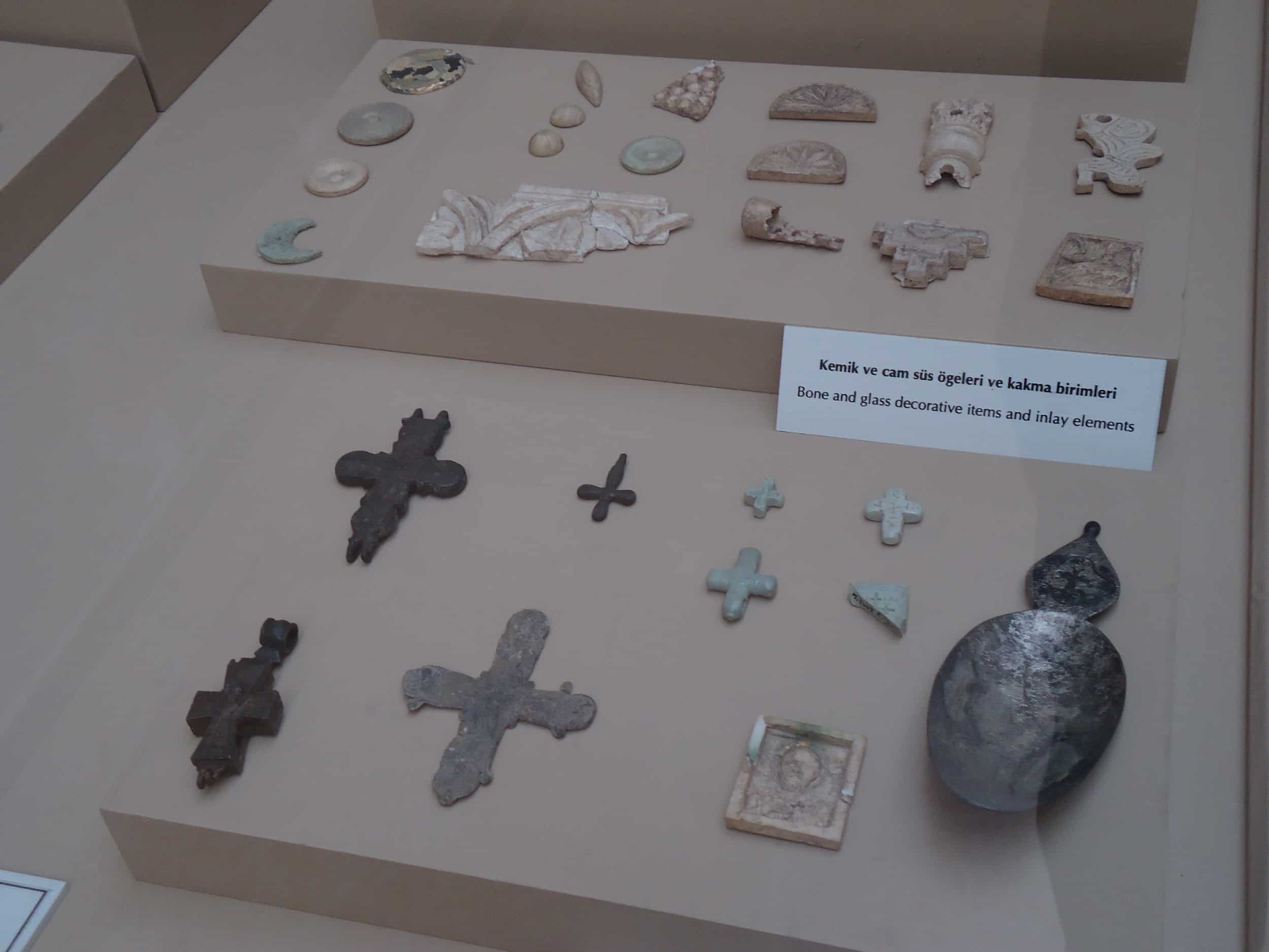 Crosses and items made of bone and glass from the Byzantine period