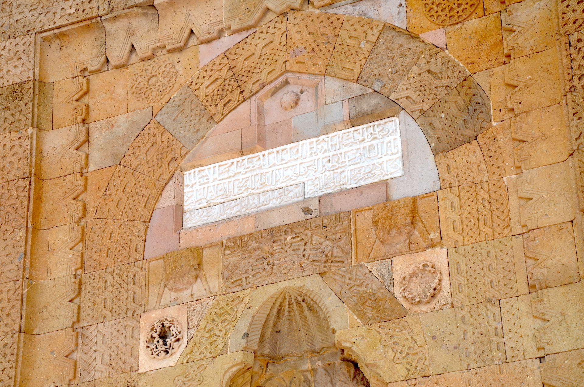Inscription above the entrance to the Alaeddin Mosque in Niğde, Turkey