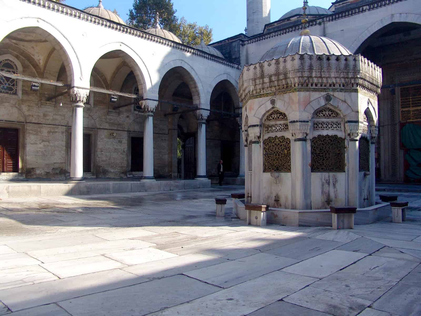 Courtyard of the Yeni Valide Mosque