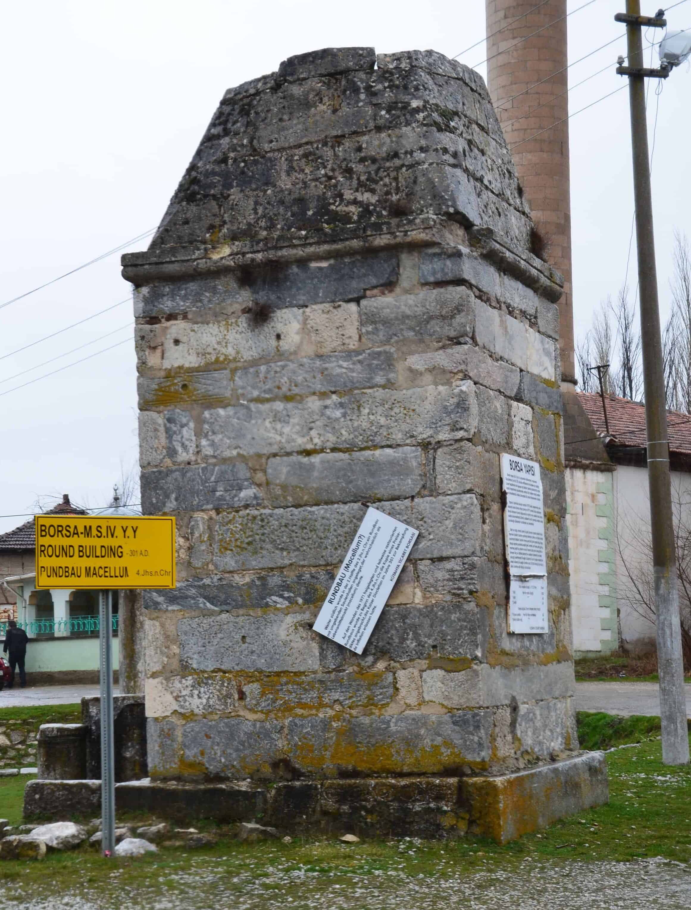 Broken minaret in Çavdarhisar, Turkey