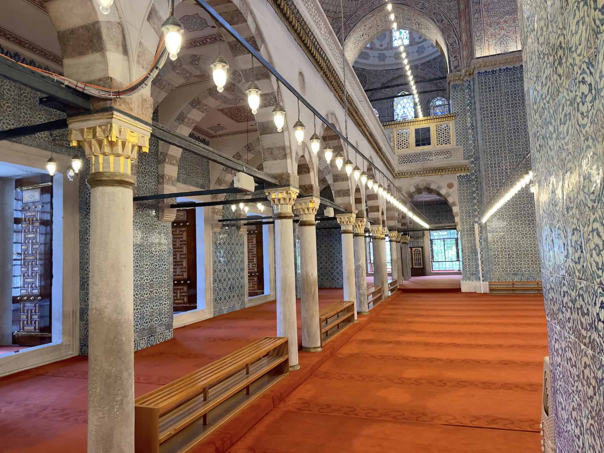 Colonnade on the left side of the prayer hall