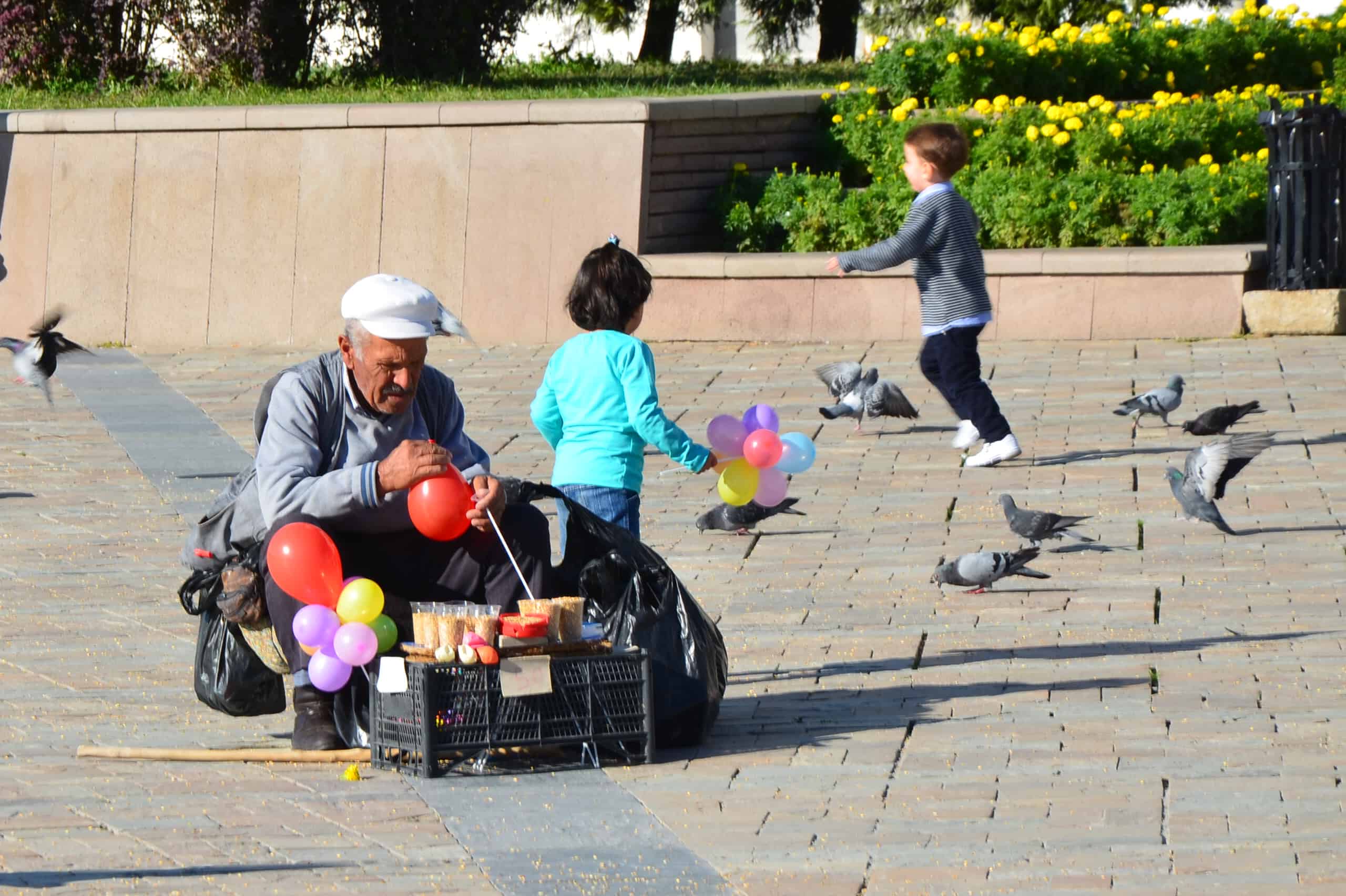 Balloons + birdseed = kids and pigeons in Izmir, Turkey