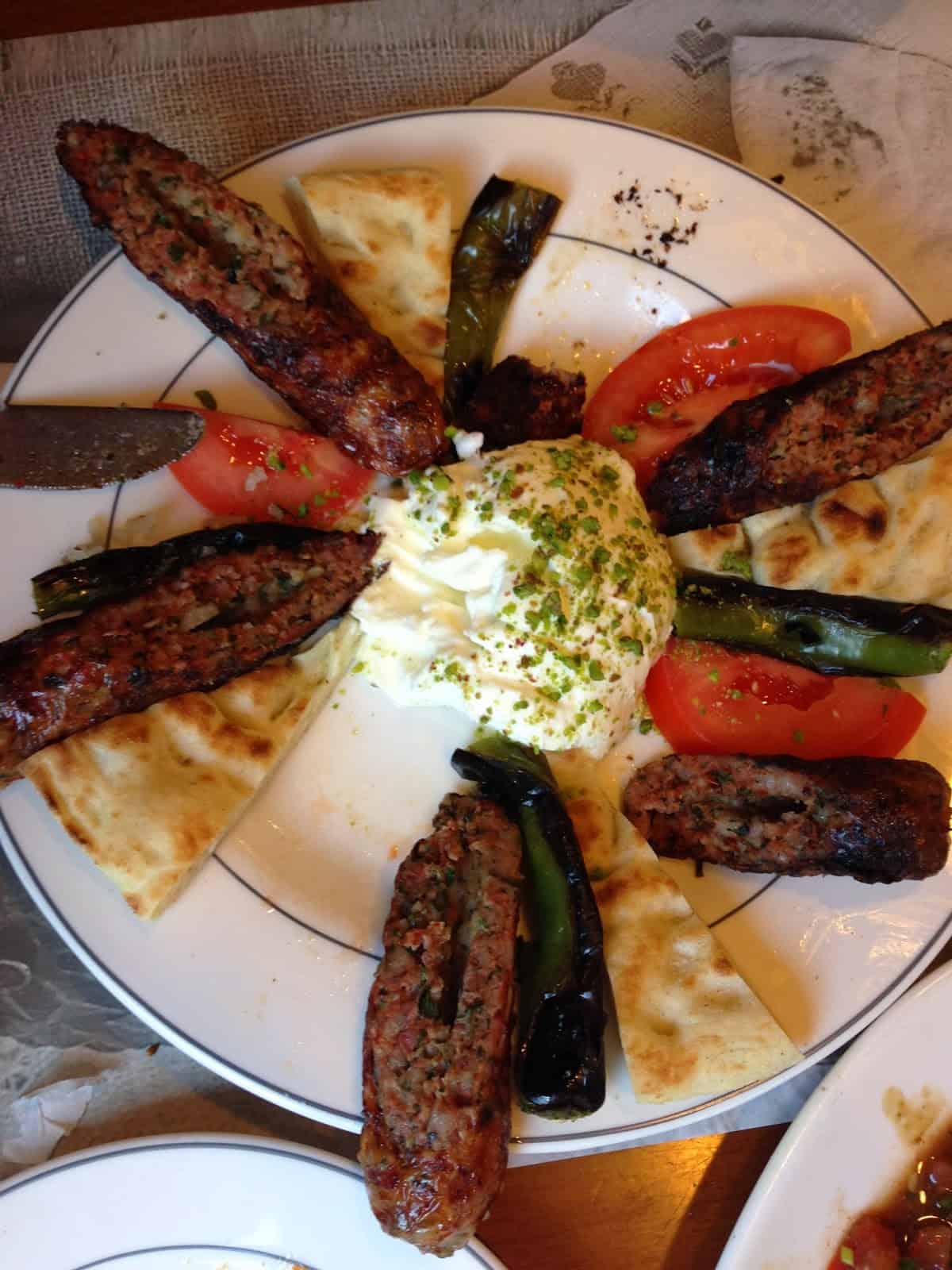Şeftali kebabı at Çiya in Moda, Kadıköy, İstanbul, Turkey