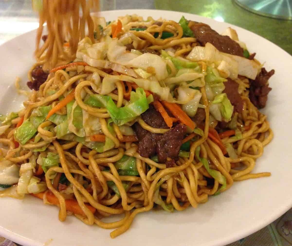 Noodles with beef and vegetables at Casas Campeão