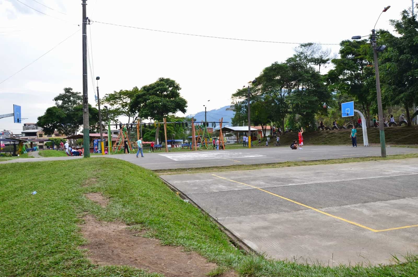 Basketball court at Parque Lago de la Pradera in Dosquebradas, Risaralda, Colombia