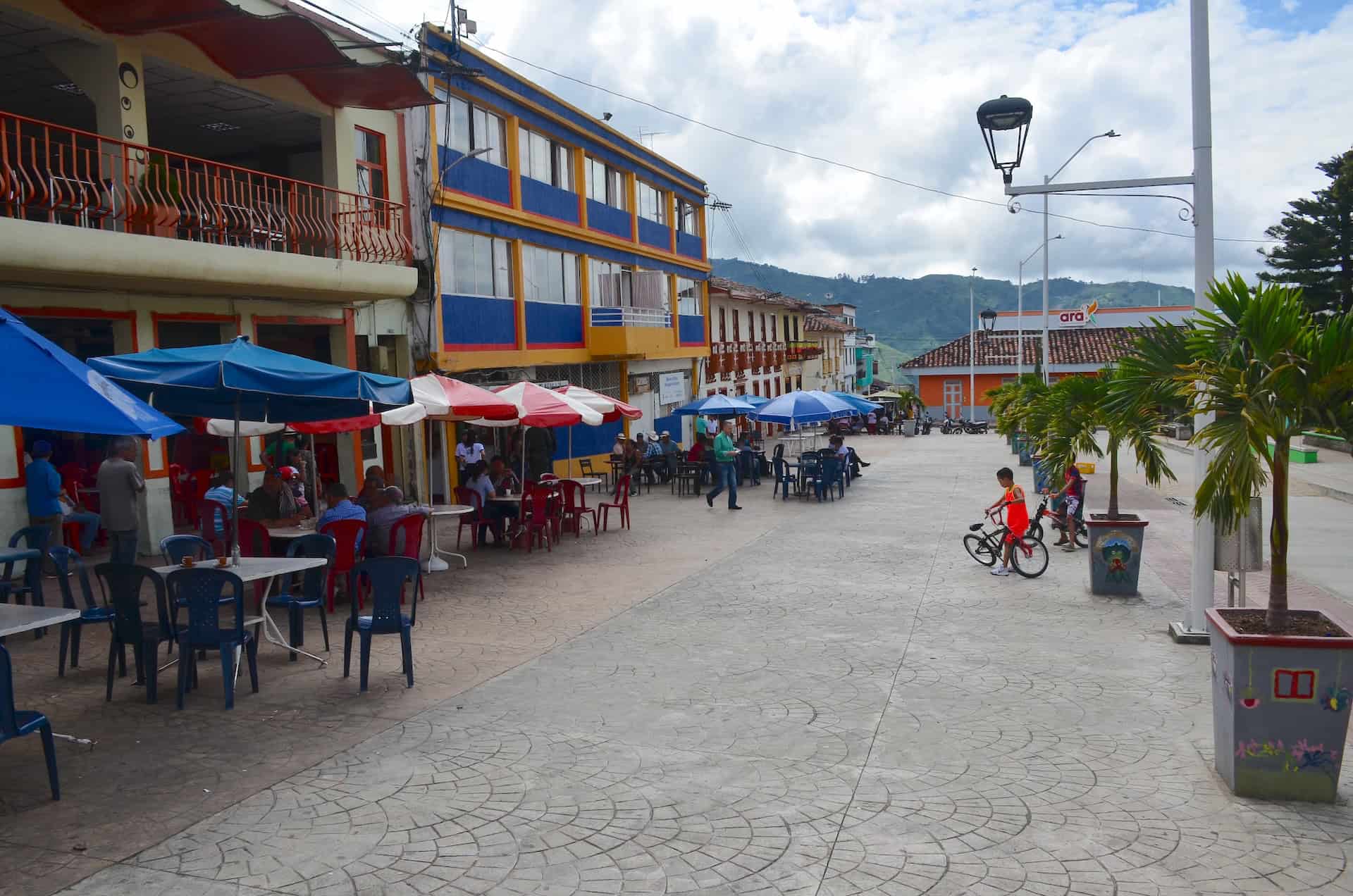 Wide sidewalks around the plaza