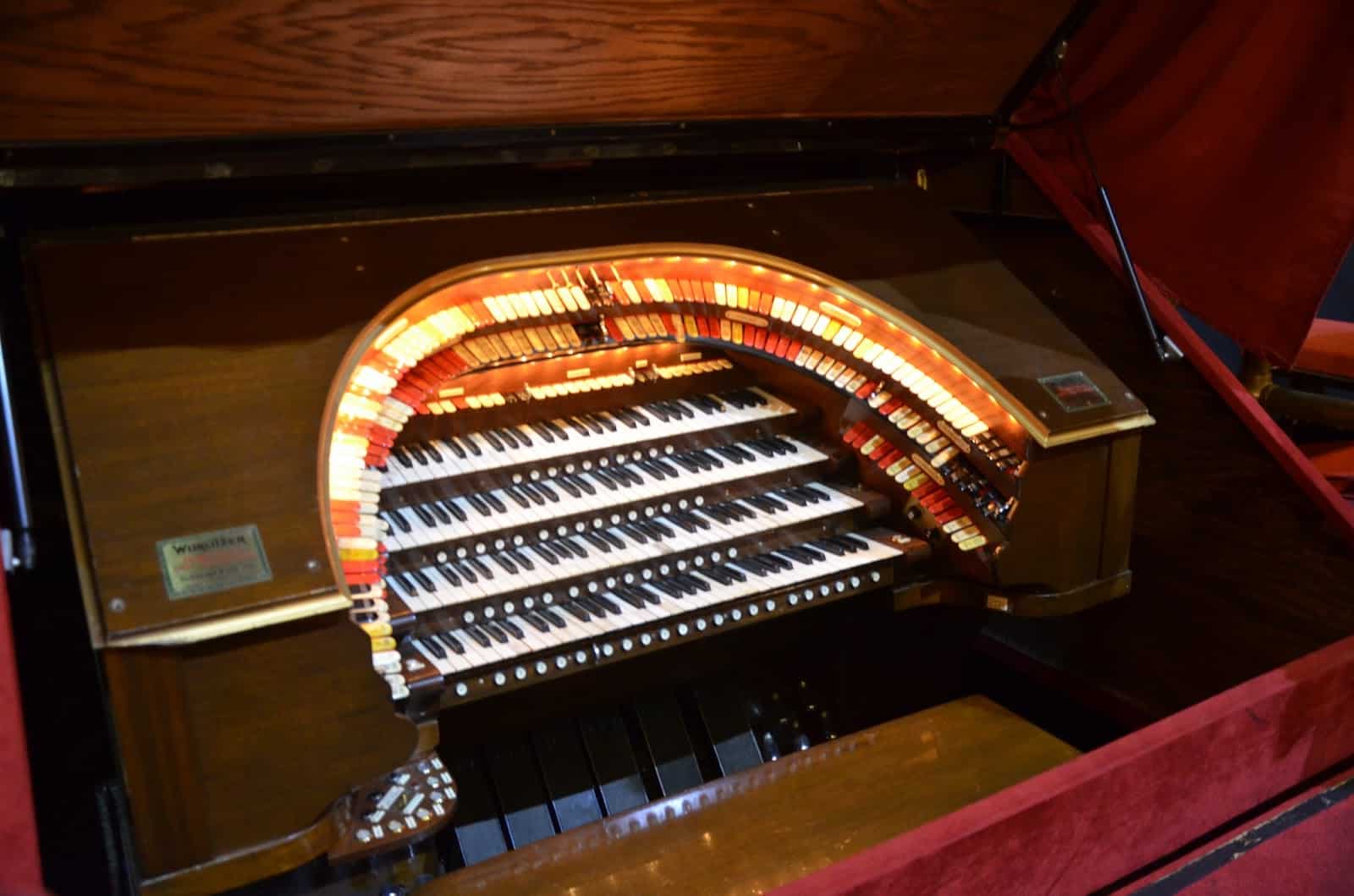 Wurlitzer organ at the Chicago Theatre on State Street