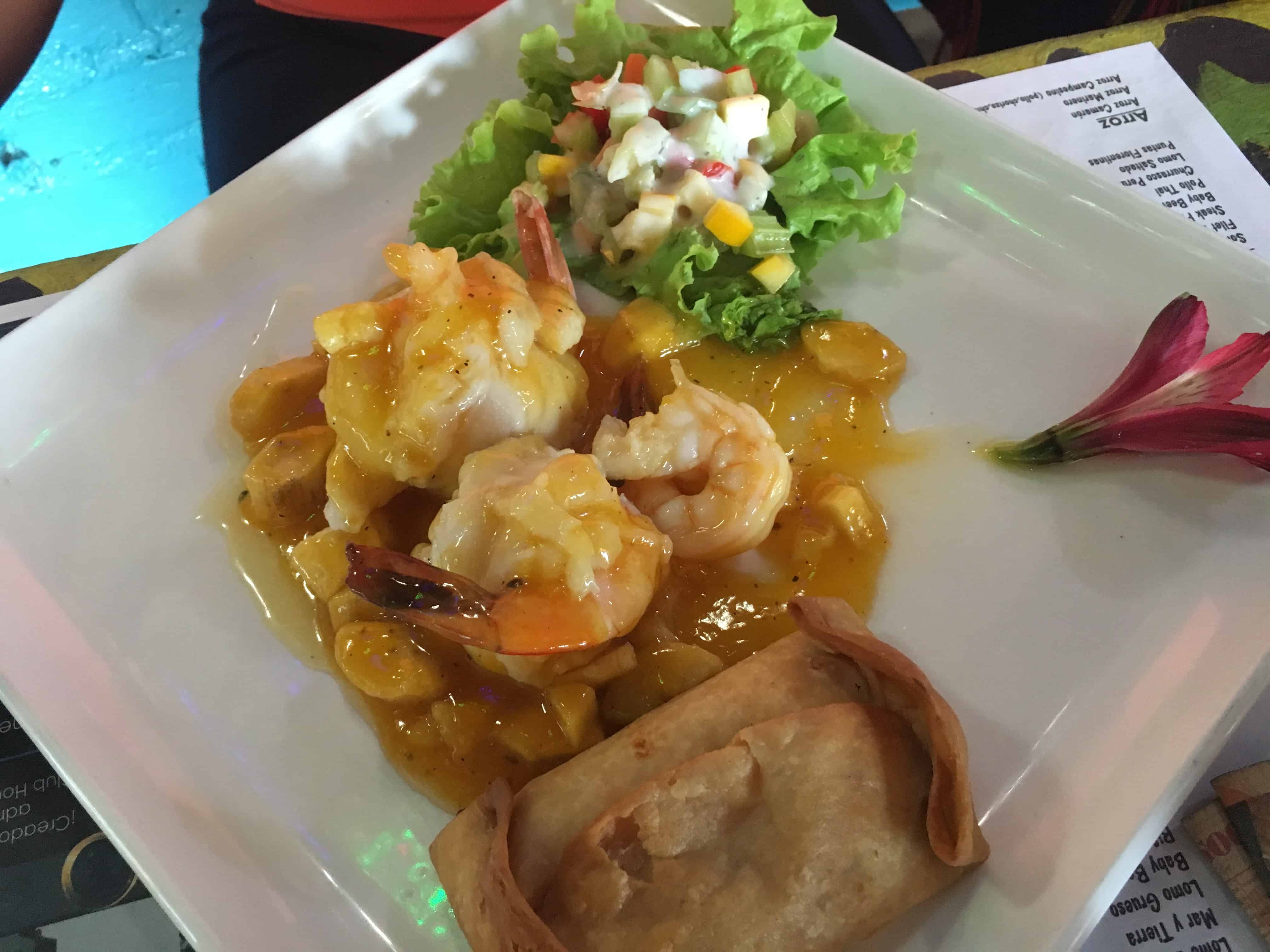 Fish topped with tropical fruits and shrimp at El Solar in Armenia, Quindío, Colombia