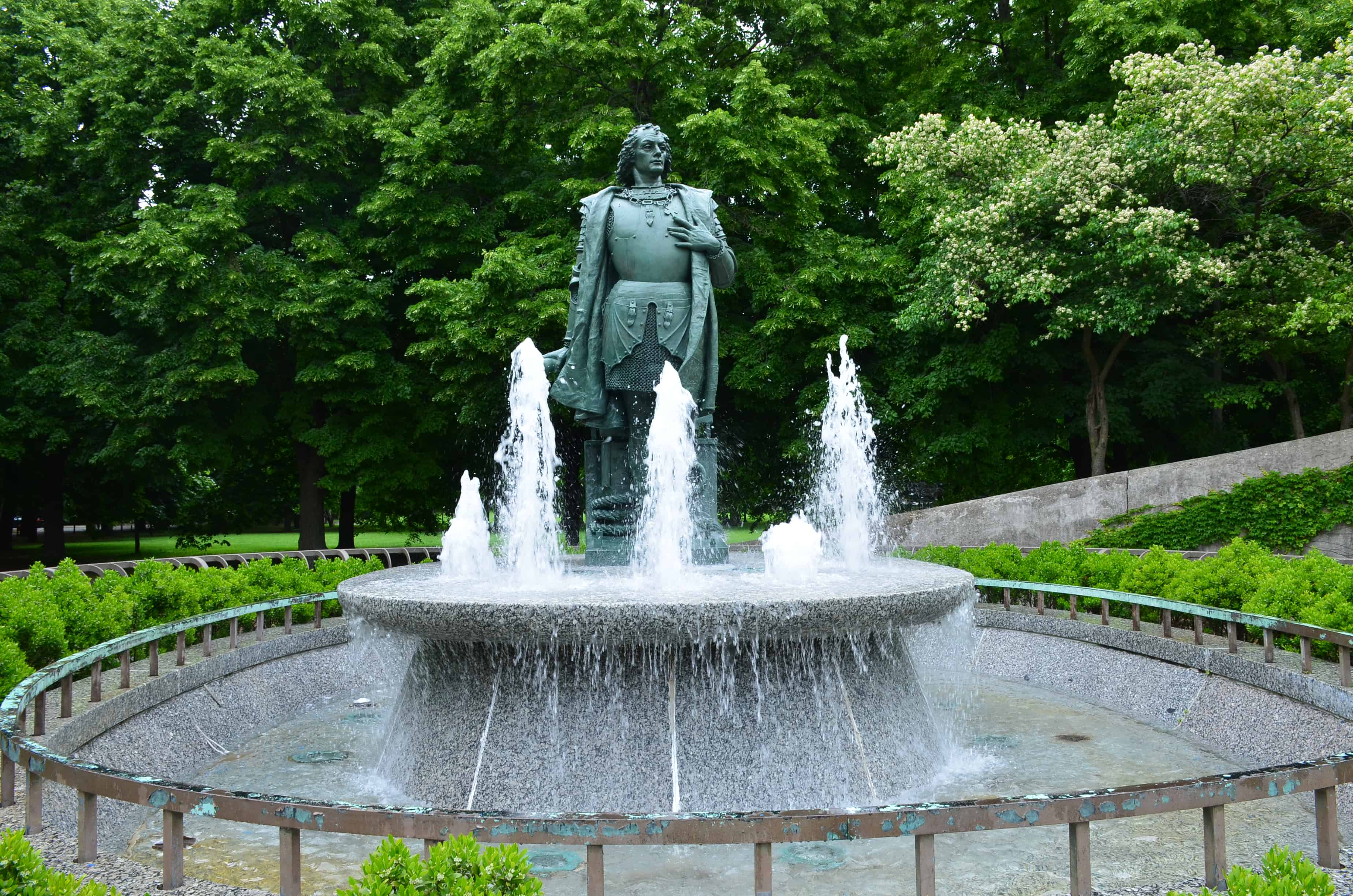 Columbus statue and fountain in Arrigo Park