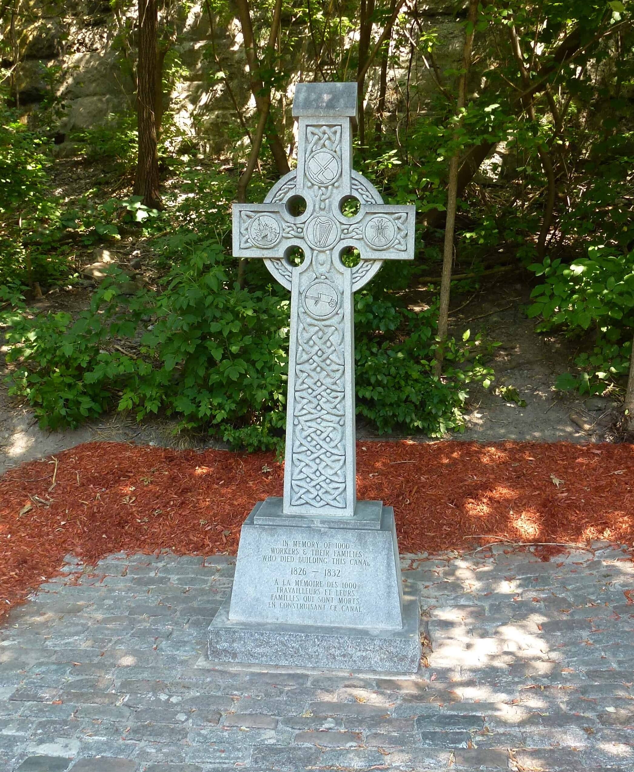 Celtic cross memorial in Major's Hill Park