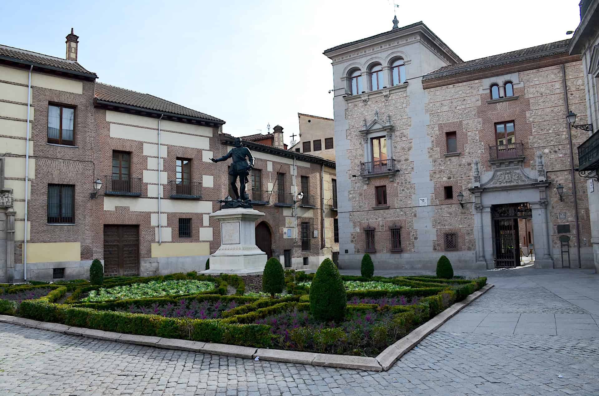 Casa de Cisneros (right) at Plaza de la Villa