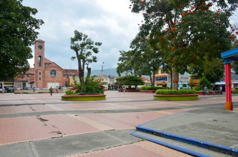 Plaza de Bolívar in Barcelona, Quindío, Colombia