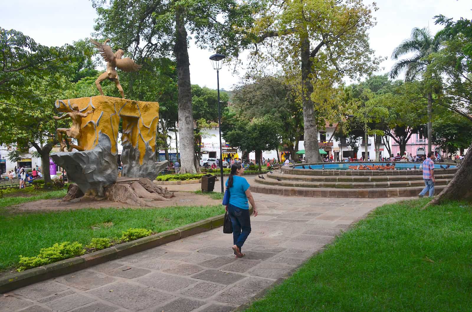 Monument (left) and fountain (right) at Parque La Libertad