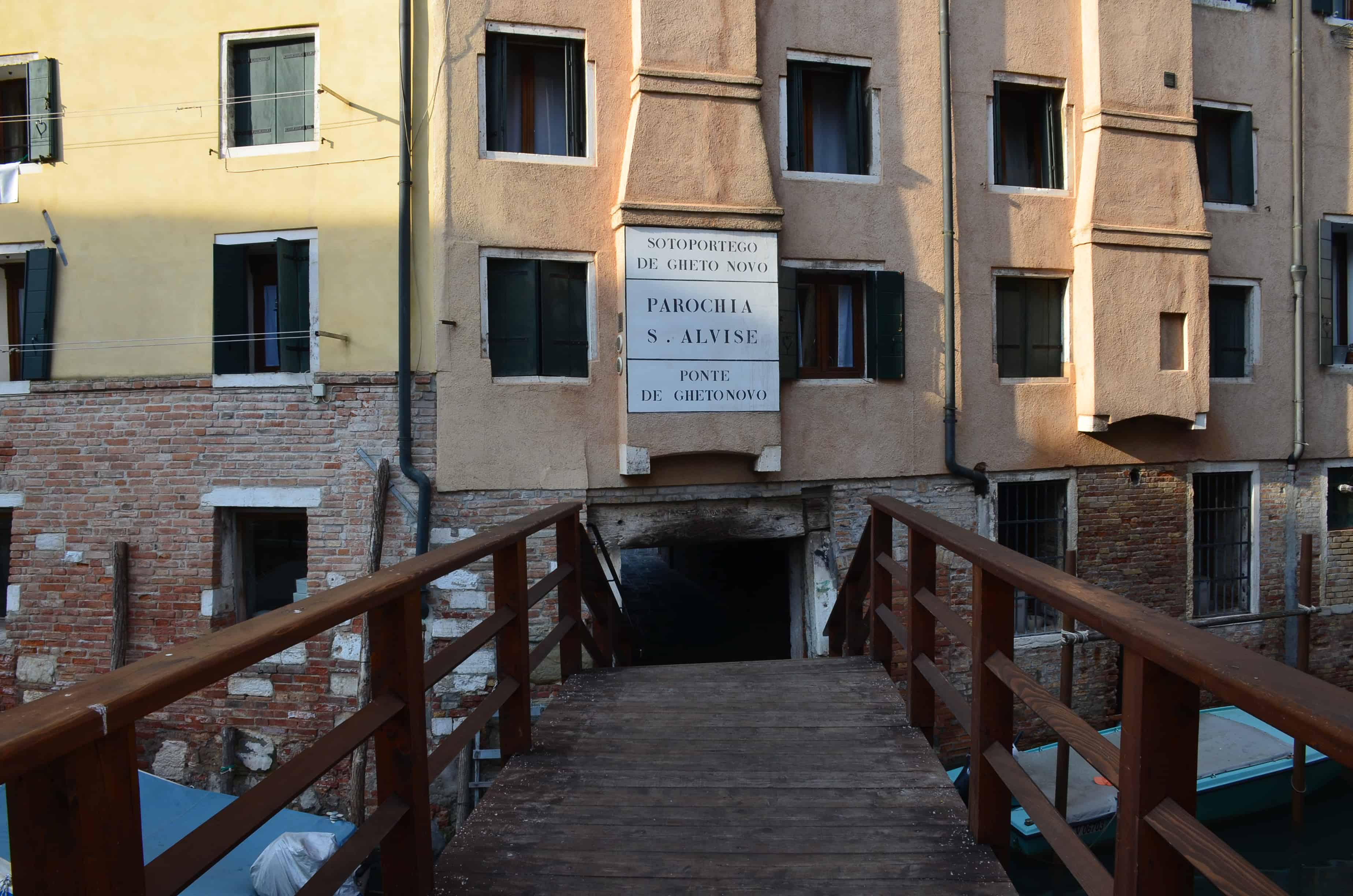 Sottoportego di Ghetto Nuovo in Venice, Italy