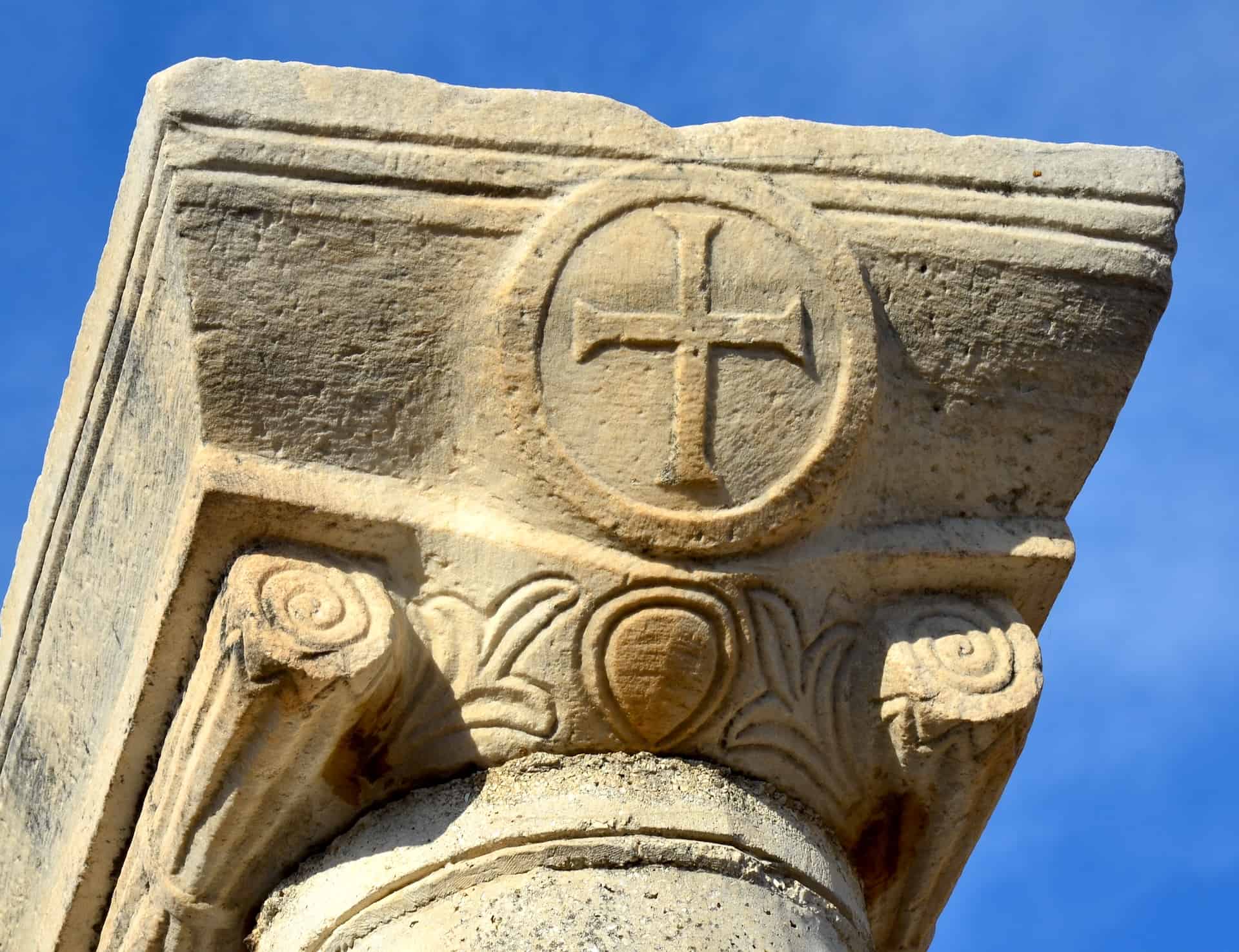 Column capital with a cross
