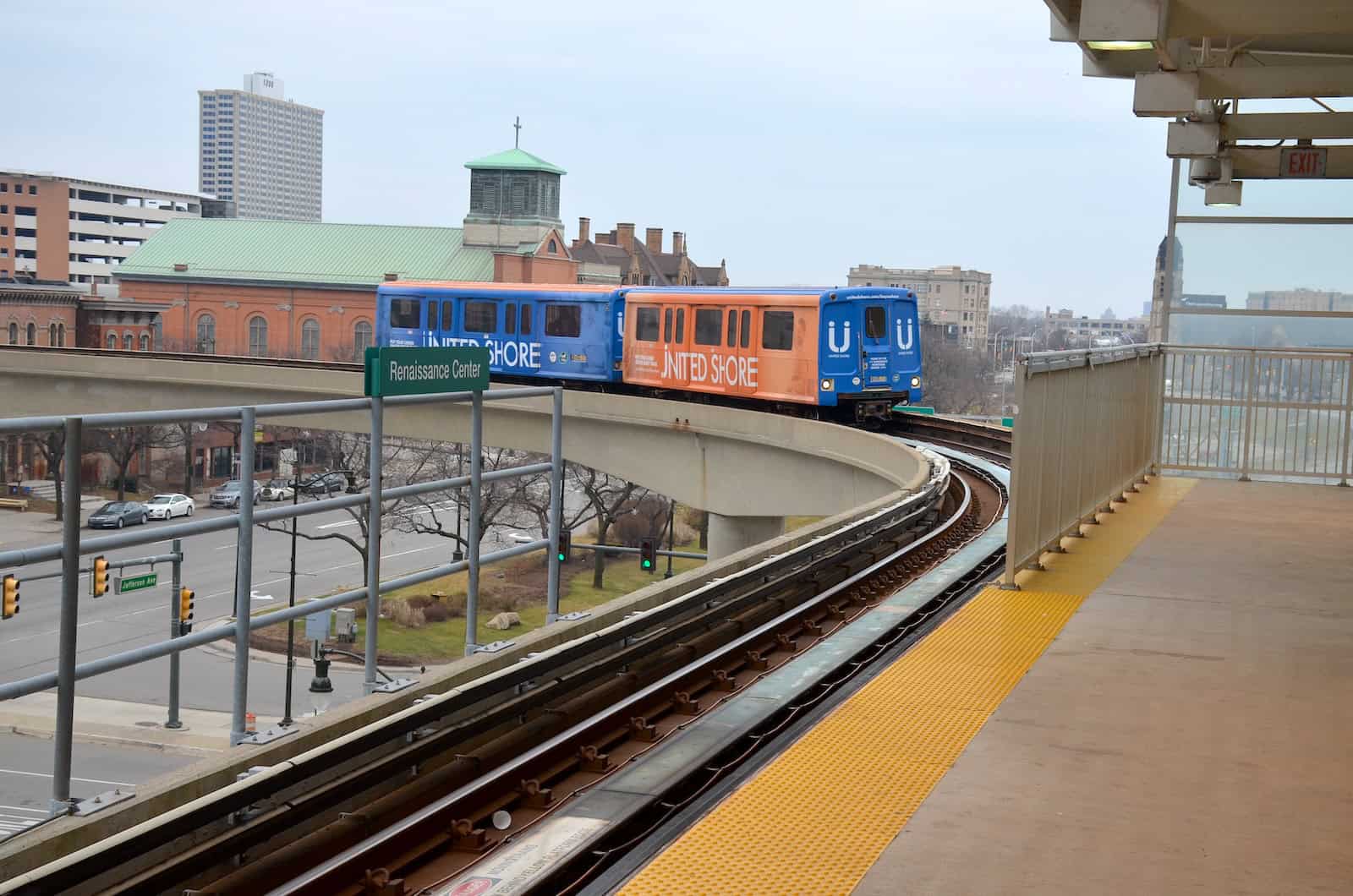 People Mover approaching the GM Renaissance Center