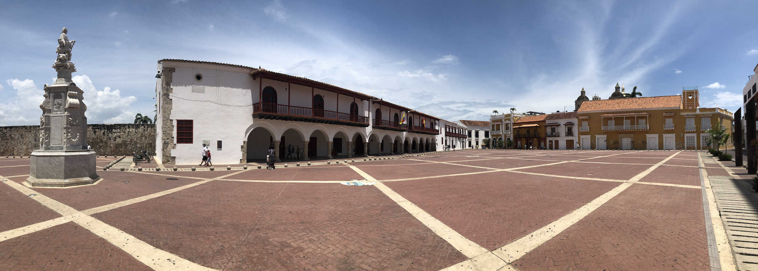 Panoramic view of Plaza de la Aduana