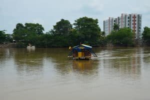 A planchón crossing the Sinú River