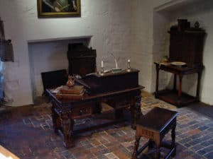 Sir Walter Raleigh's cell without all the theatrics (November 2004)