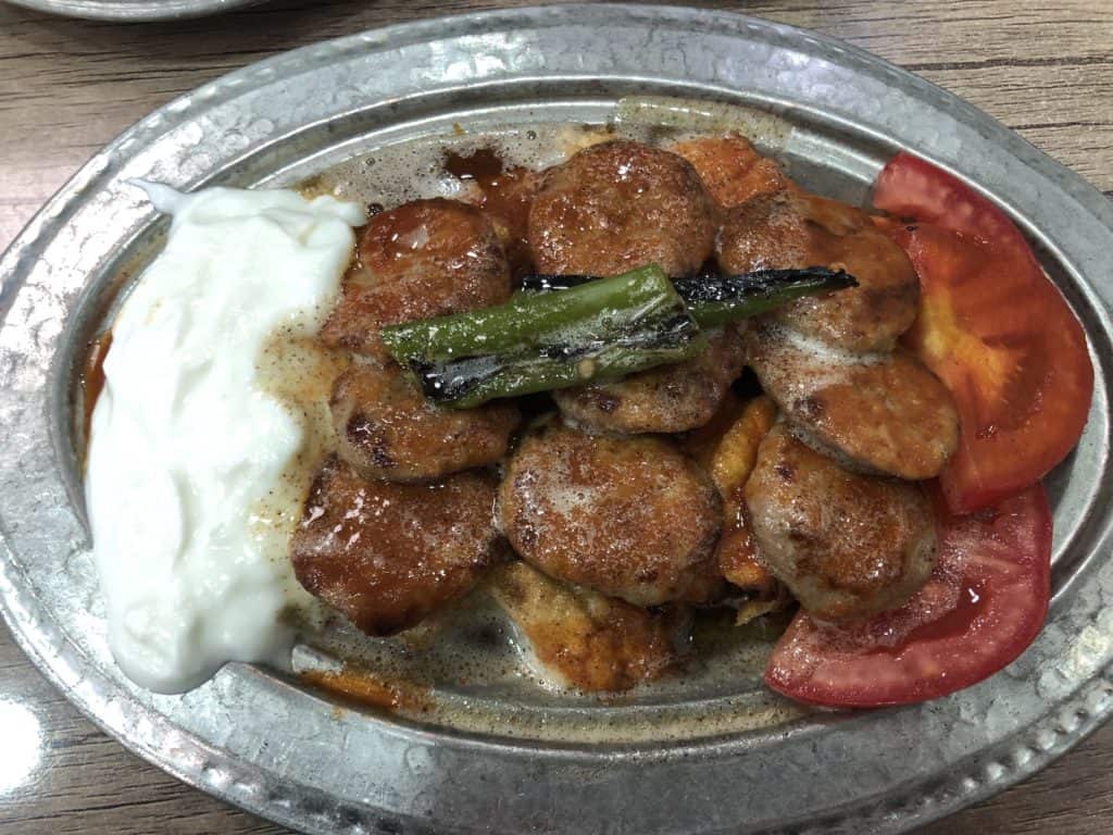 Pideli köfte at Yeşil Pideli Köfte in Bursa, Turkey