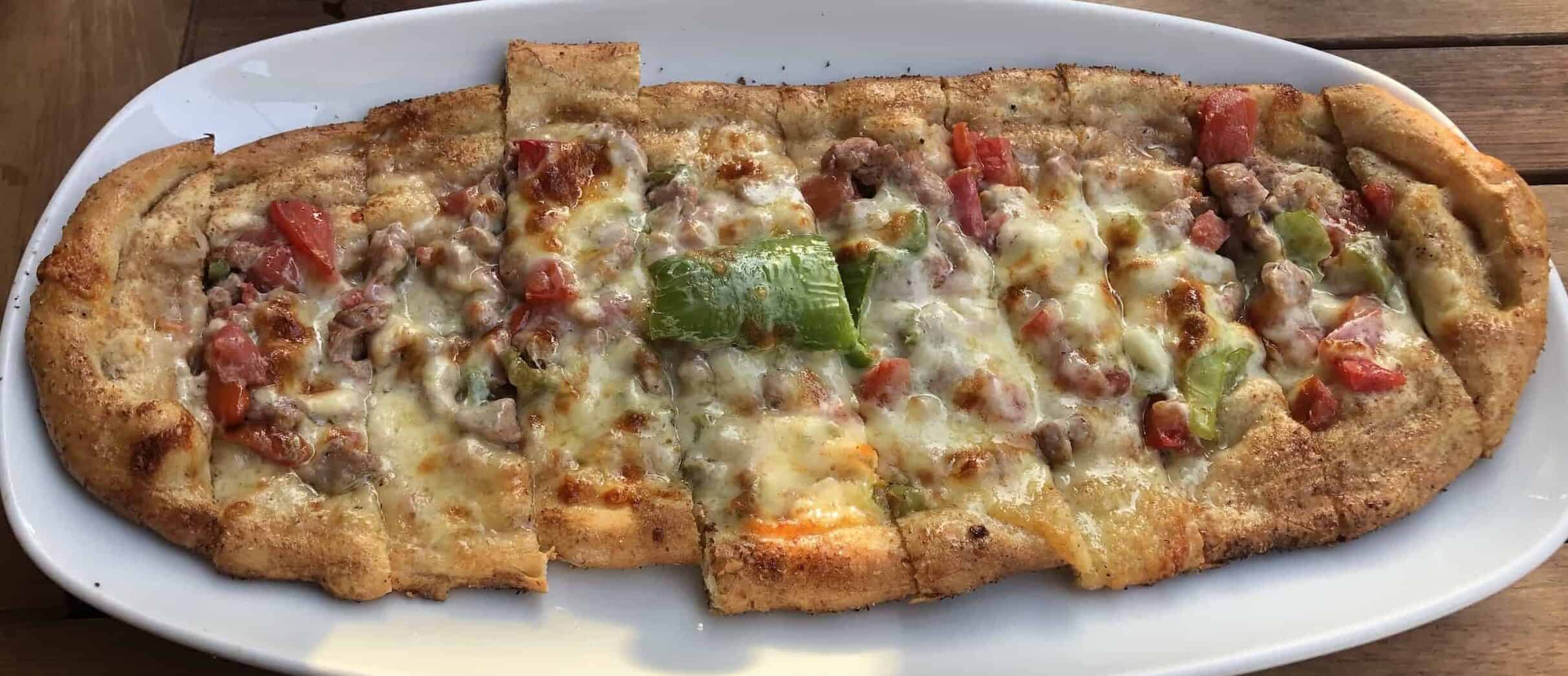 Kuşbaşılı pide at Pidecioğlu in Bursa, Turkey