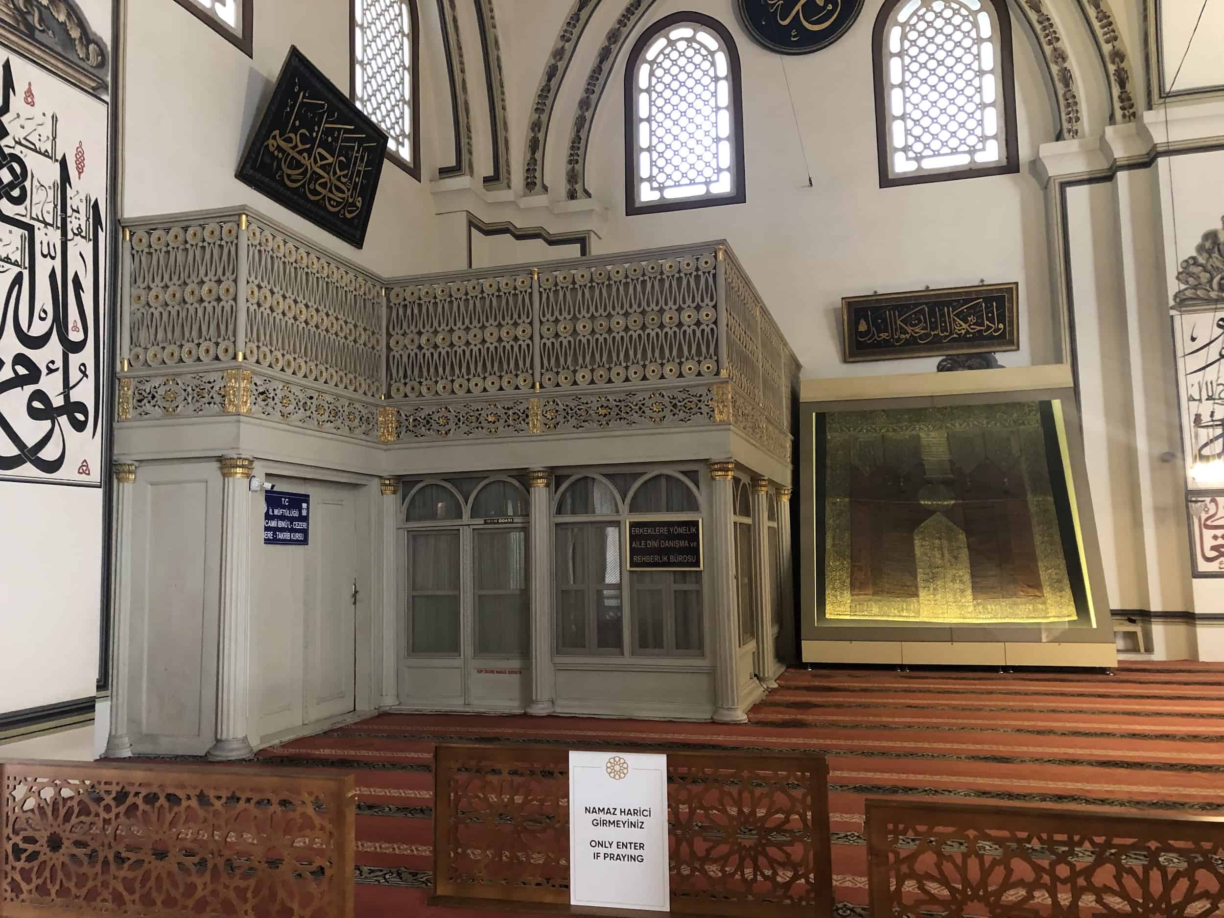 Sultan's loge (left) and Kaaba curtain (right) at the Grand Mosque in Bursa, Turkey