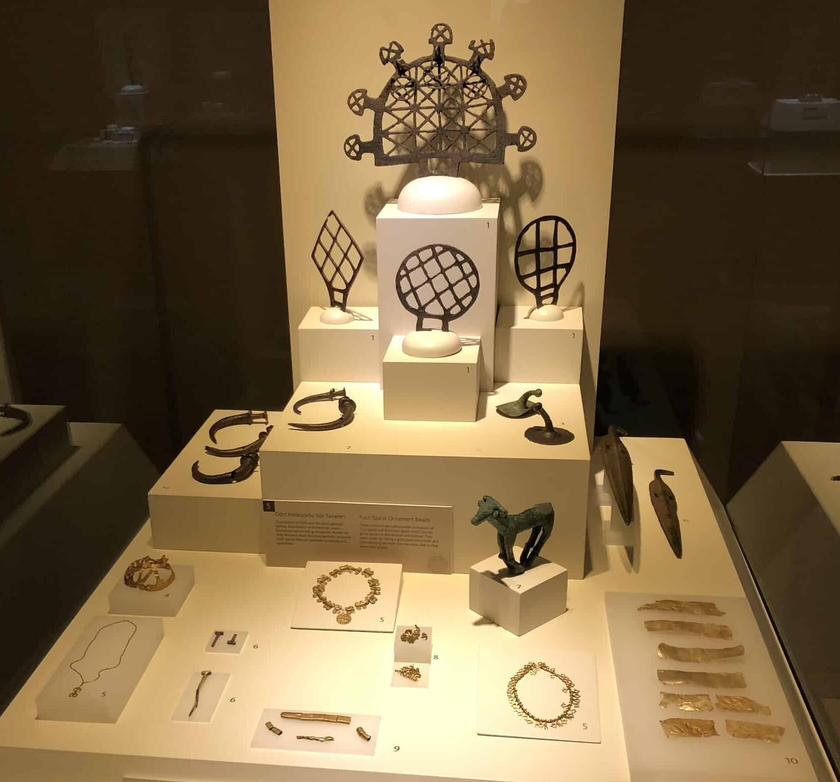 Finds from Grave TM at Alacahöyük