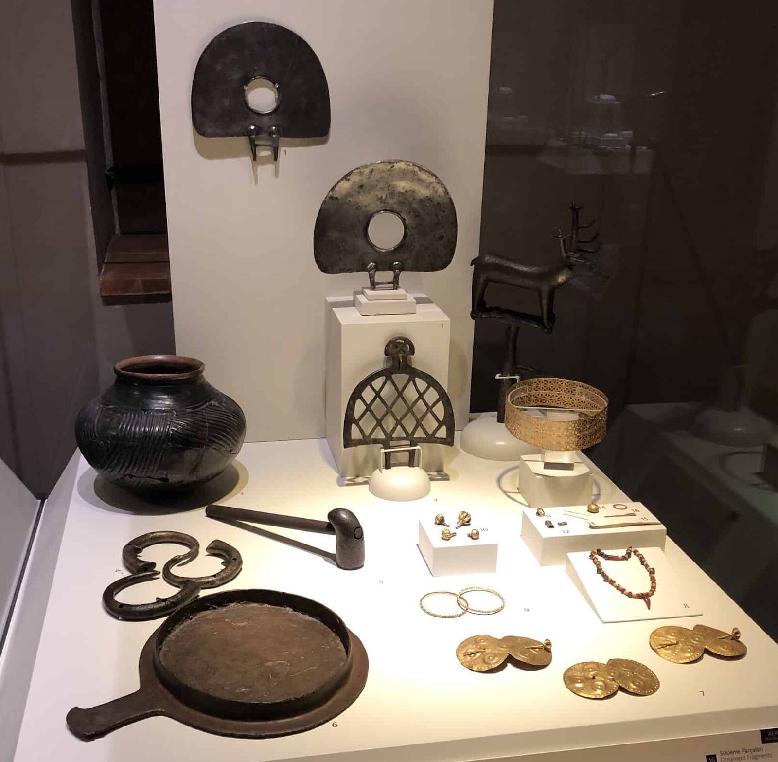 Finds from Grave MA at Alacahöyük