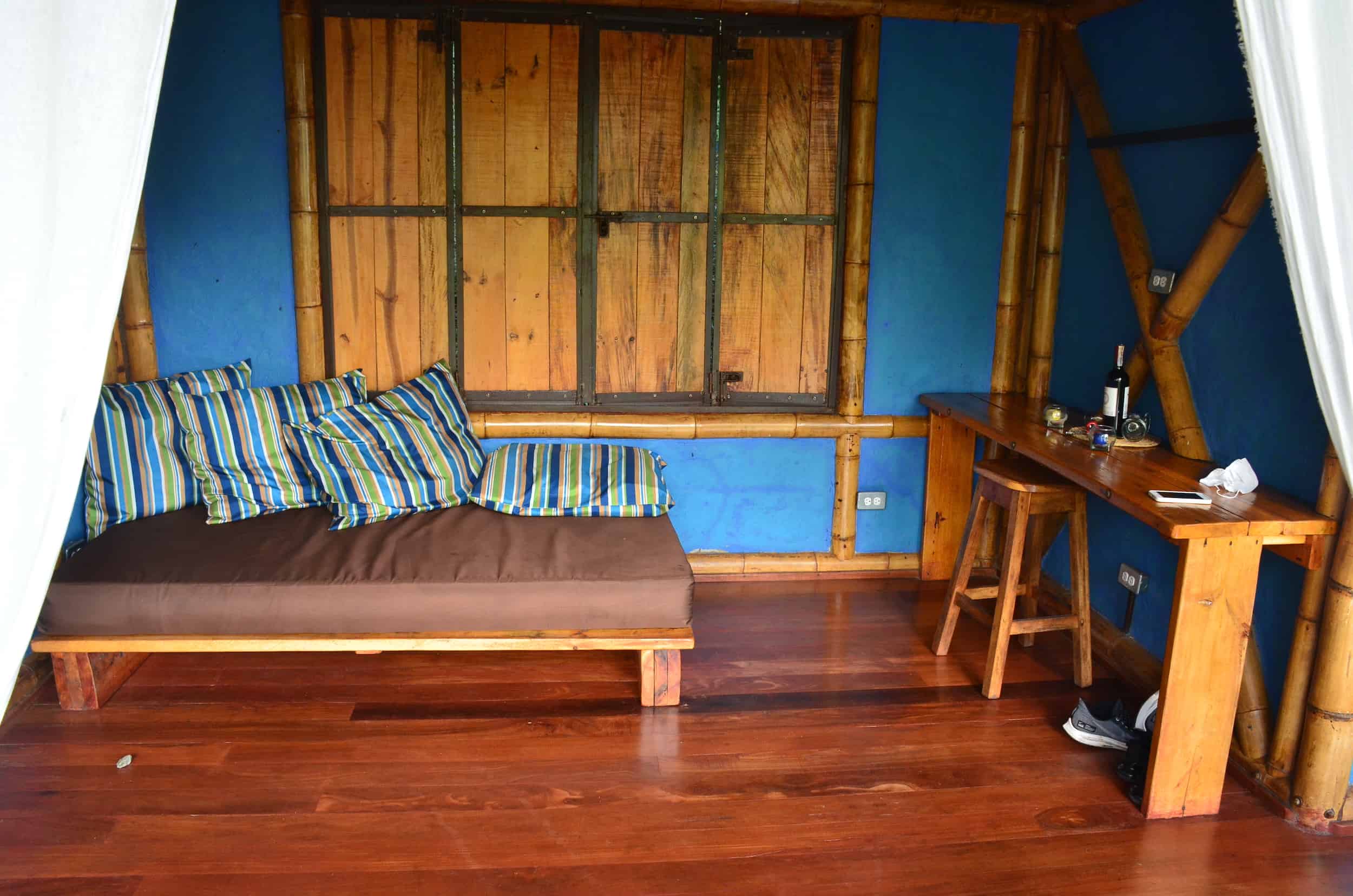 Living area in the blue cabin at Soñarte
