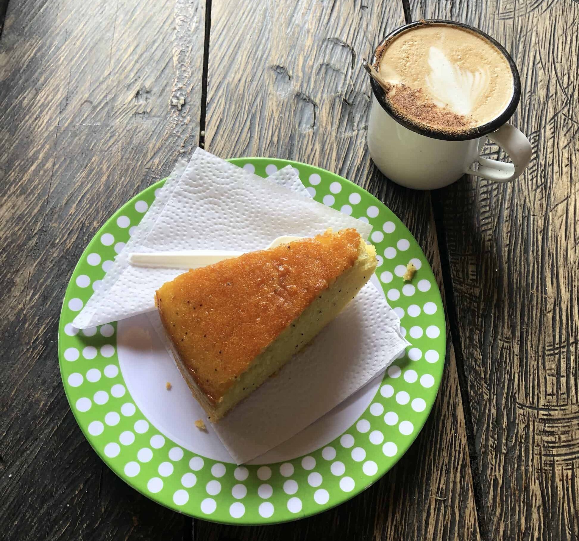 Orange poppyseed cake and latte at Café del Guadual