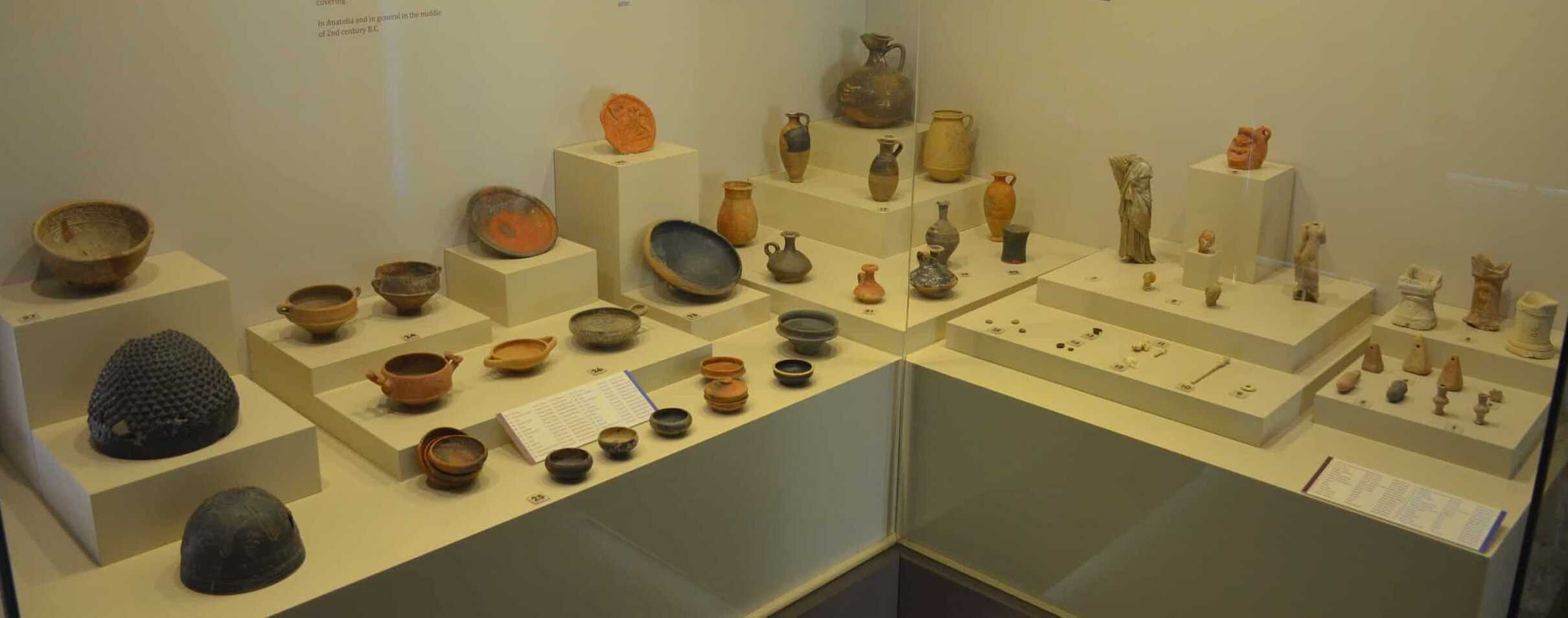 Megarian bowls and Patara pottery in the Knidos Hall