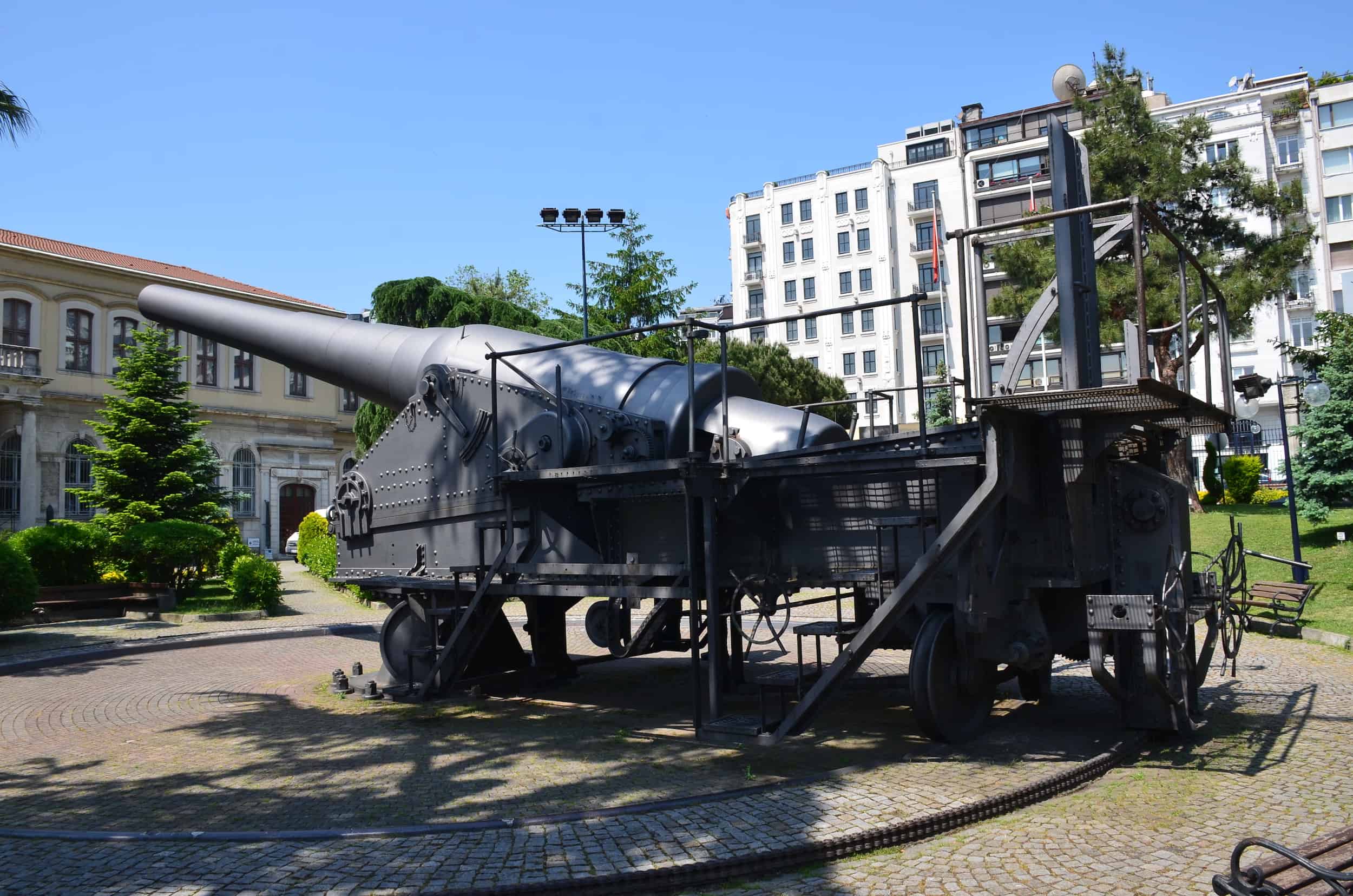 Heavy artillery gun