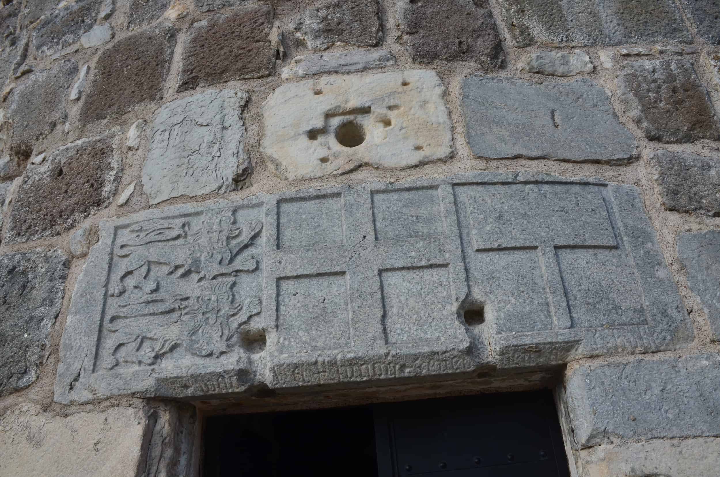 Coats of arms of Philibert de Naillac (left); the Order of the Knights of Saint John (center); and Heinrich Schlegelholt (right) on the Spanish Tower