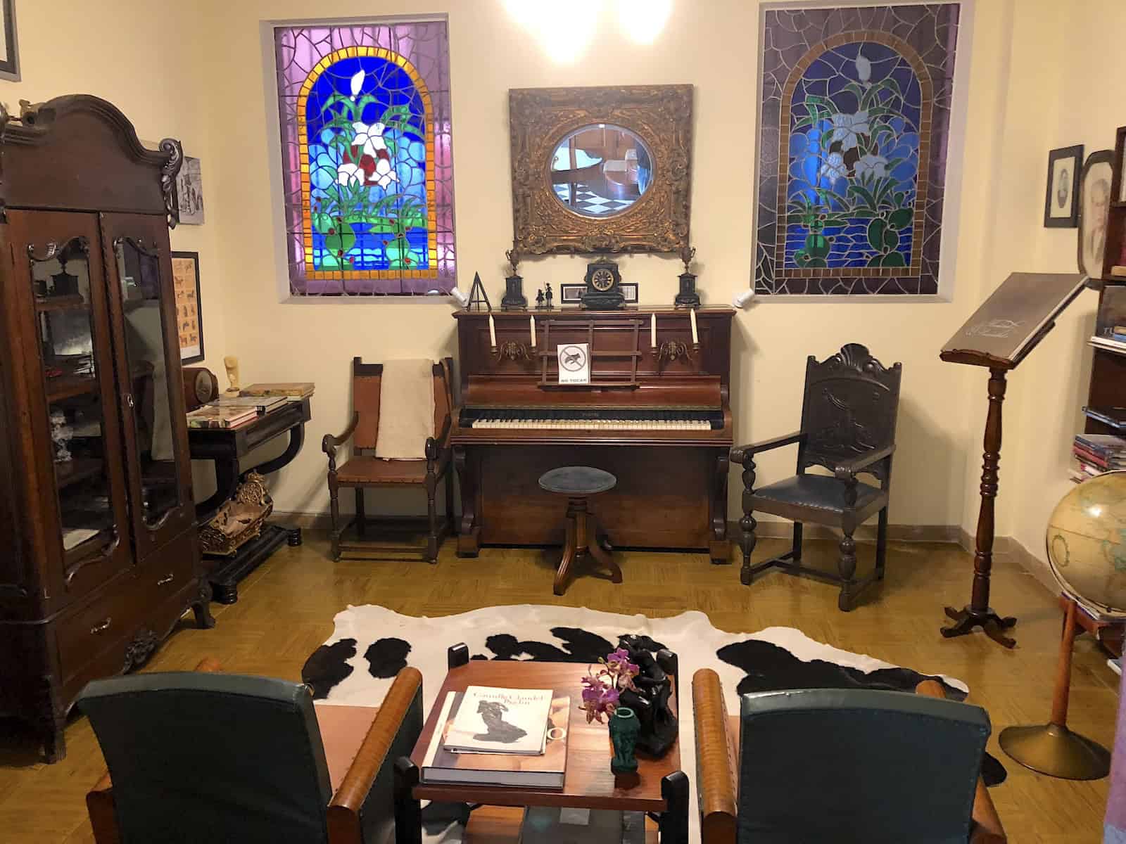 Reading room at Hotel Boutique Don Alfonso in Pereira, Risaralda, Colombia