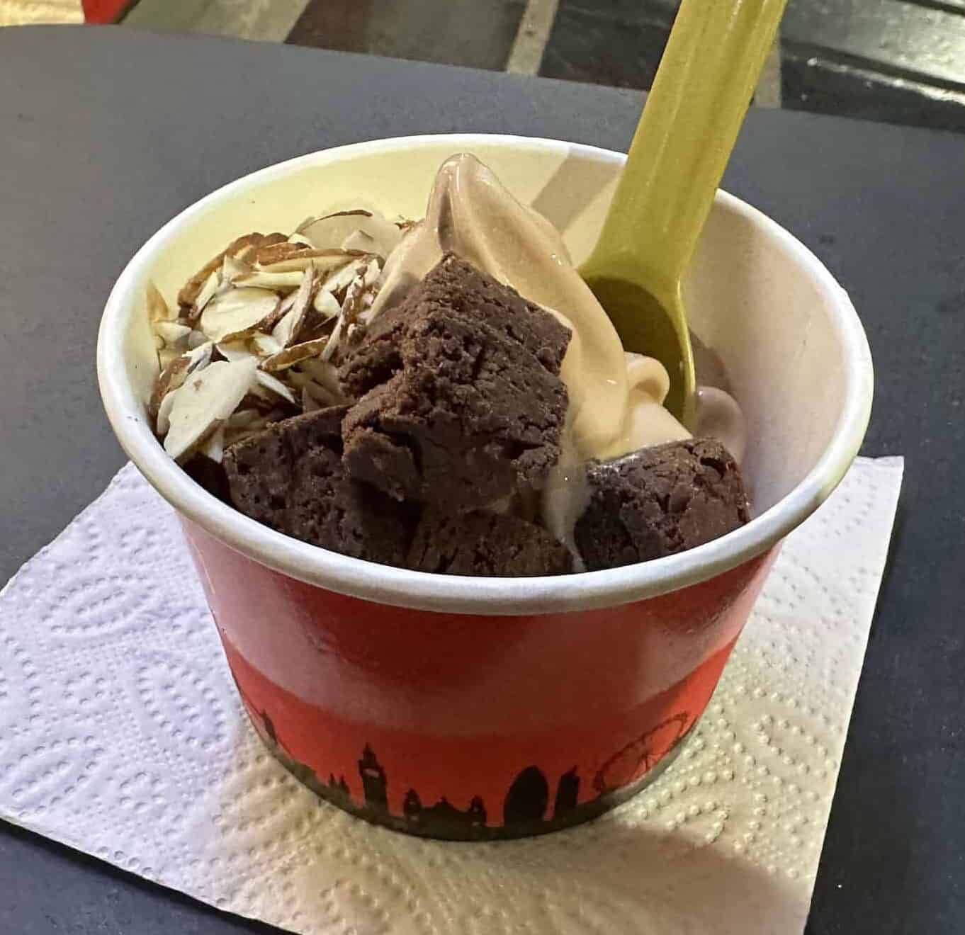 Frozen yogurt with brownies and almonds at London Frozen Yogurt in Provenza