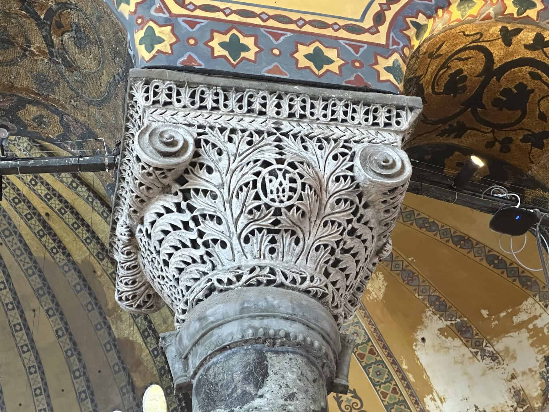 Column capital