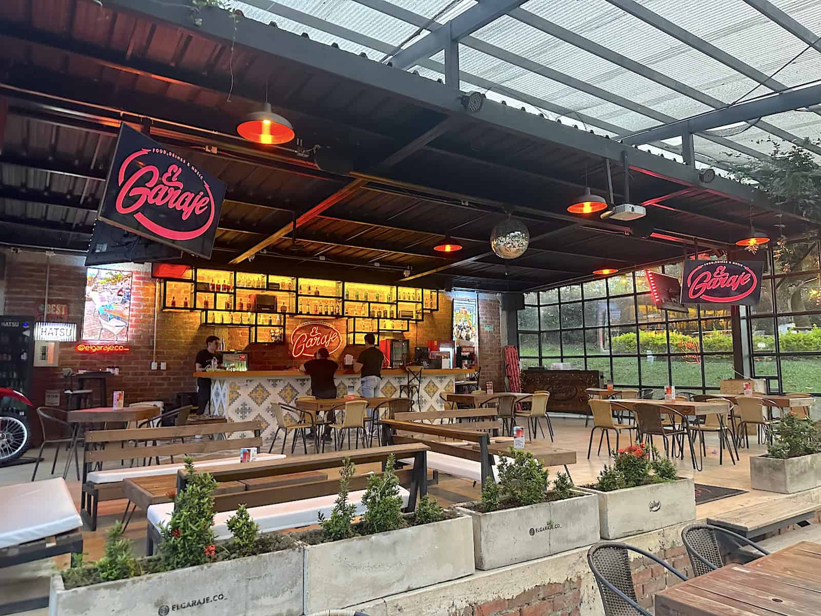 Bar and dining area at El Garaje in Cerritos, Pereira, Risaralda, Colombia