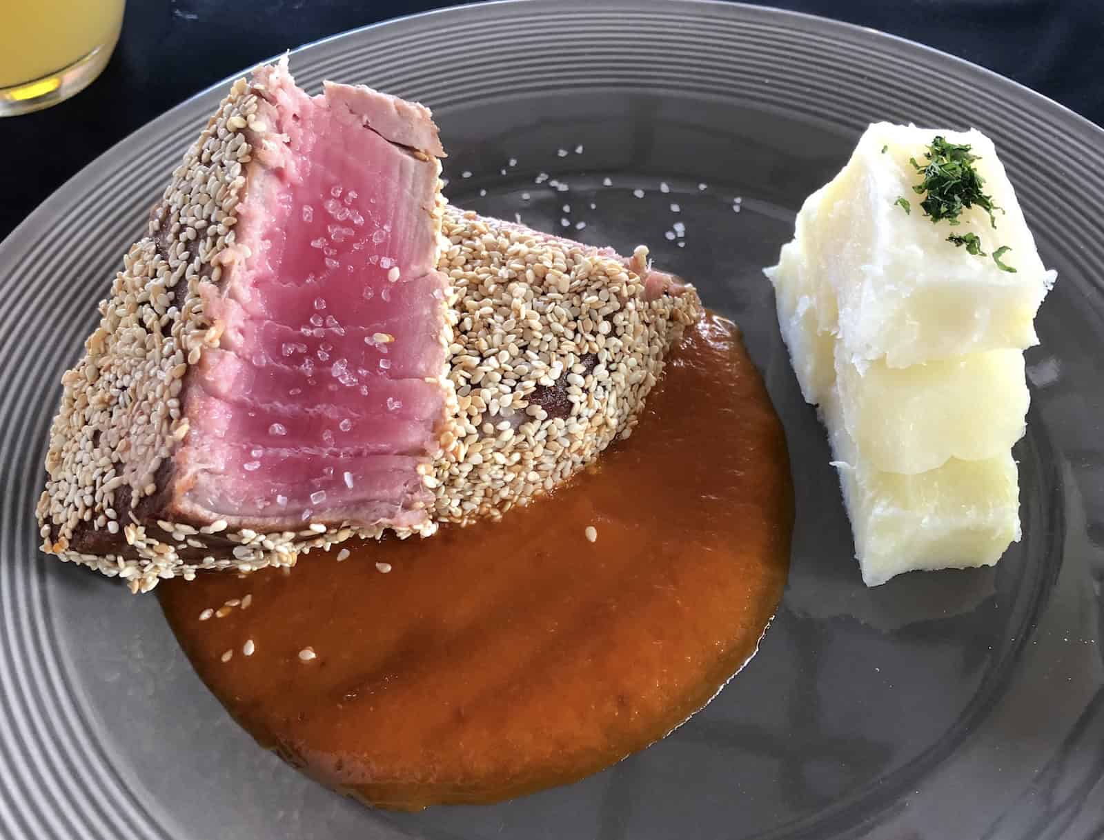 Tuna encrusted in sesame seeds at El Secreto Español in Pereira, Risaralda, Colombia