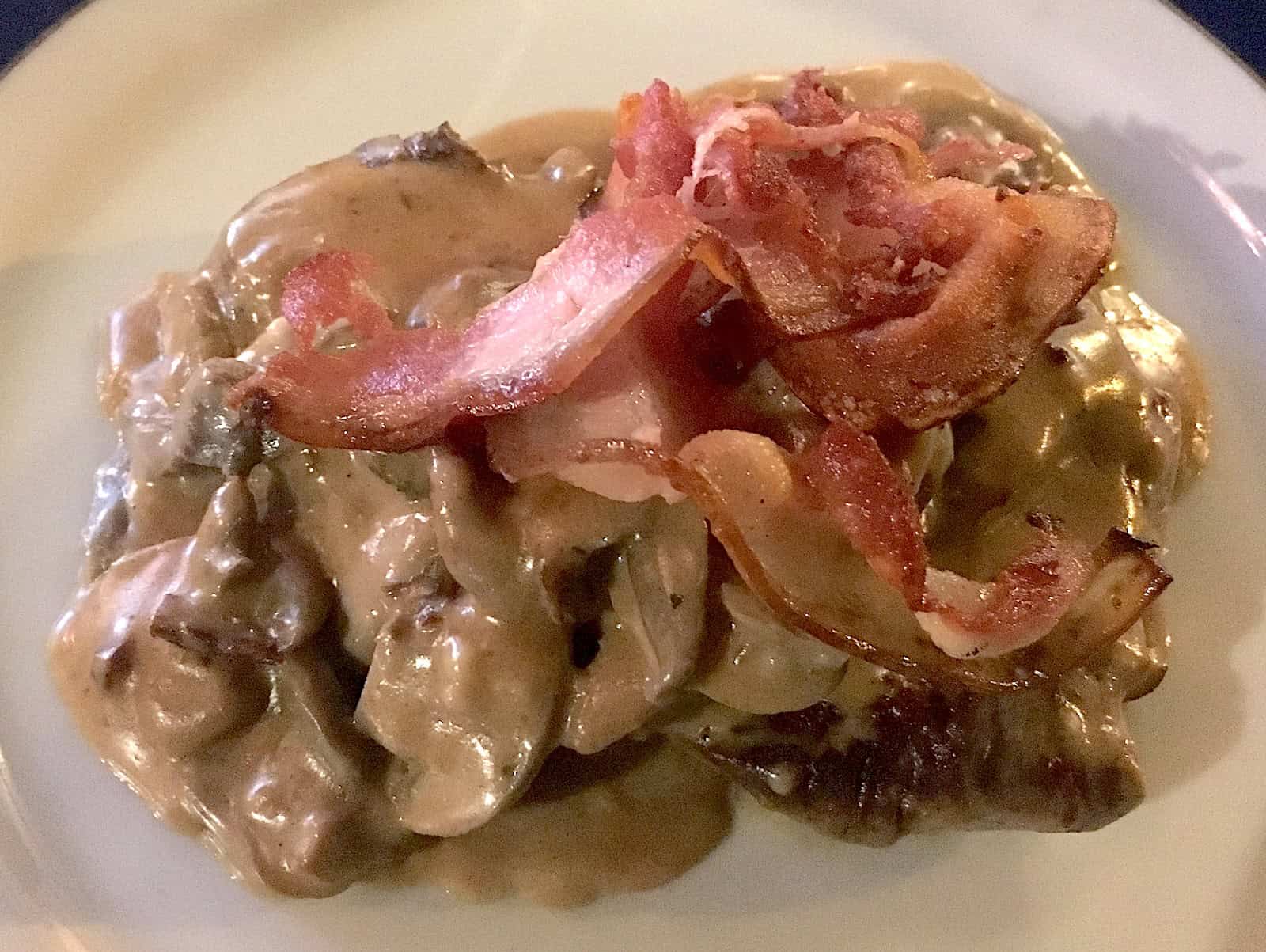 Steak with mushrooms and bacon at Salón Inglés, Hotel Castilla Real, Pereira, Risaralda, Colombia