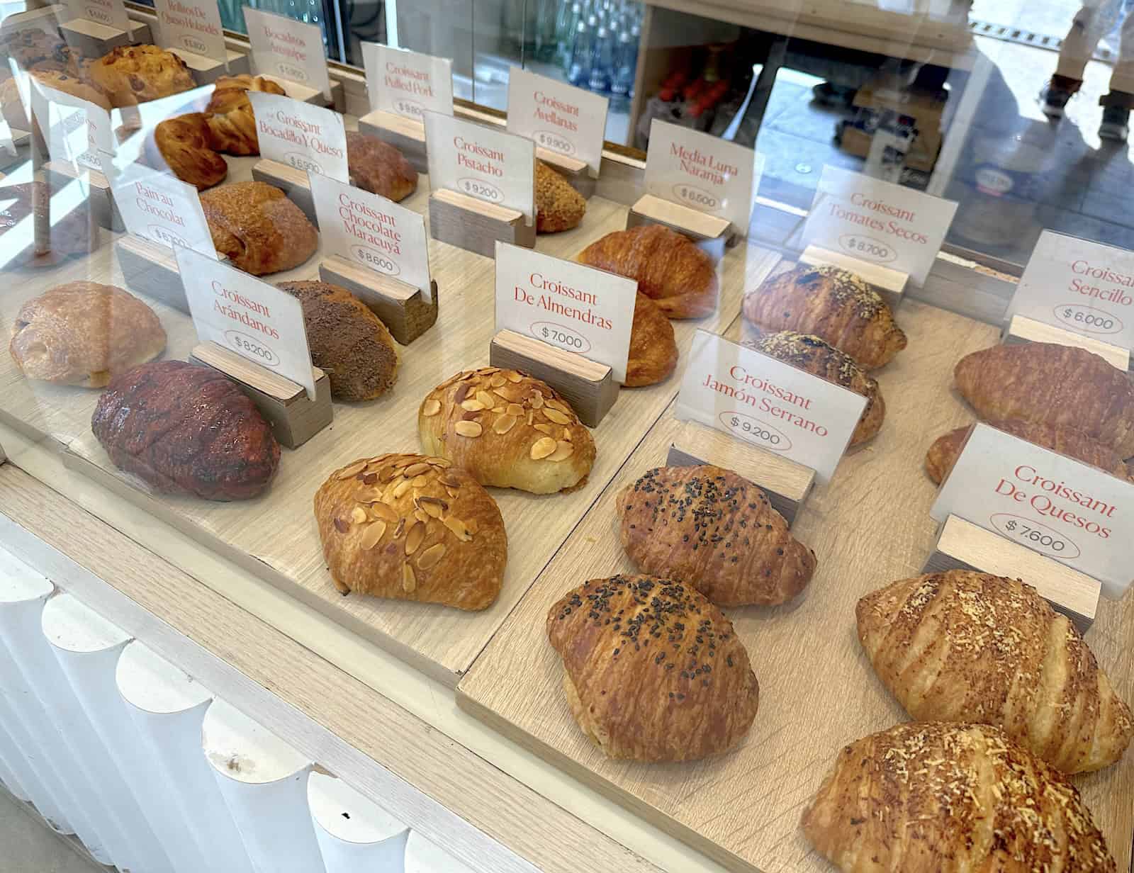 Fresh bread and croissants at Migrato