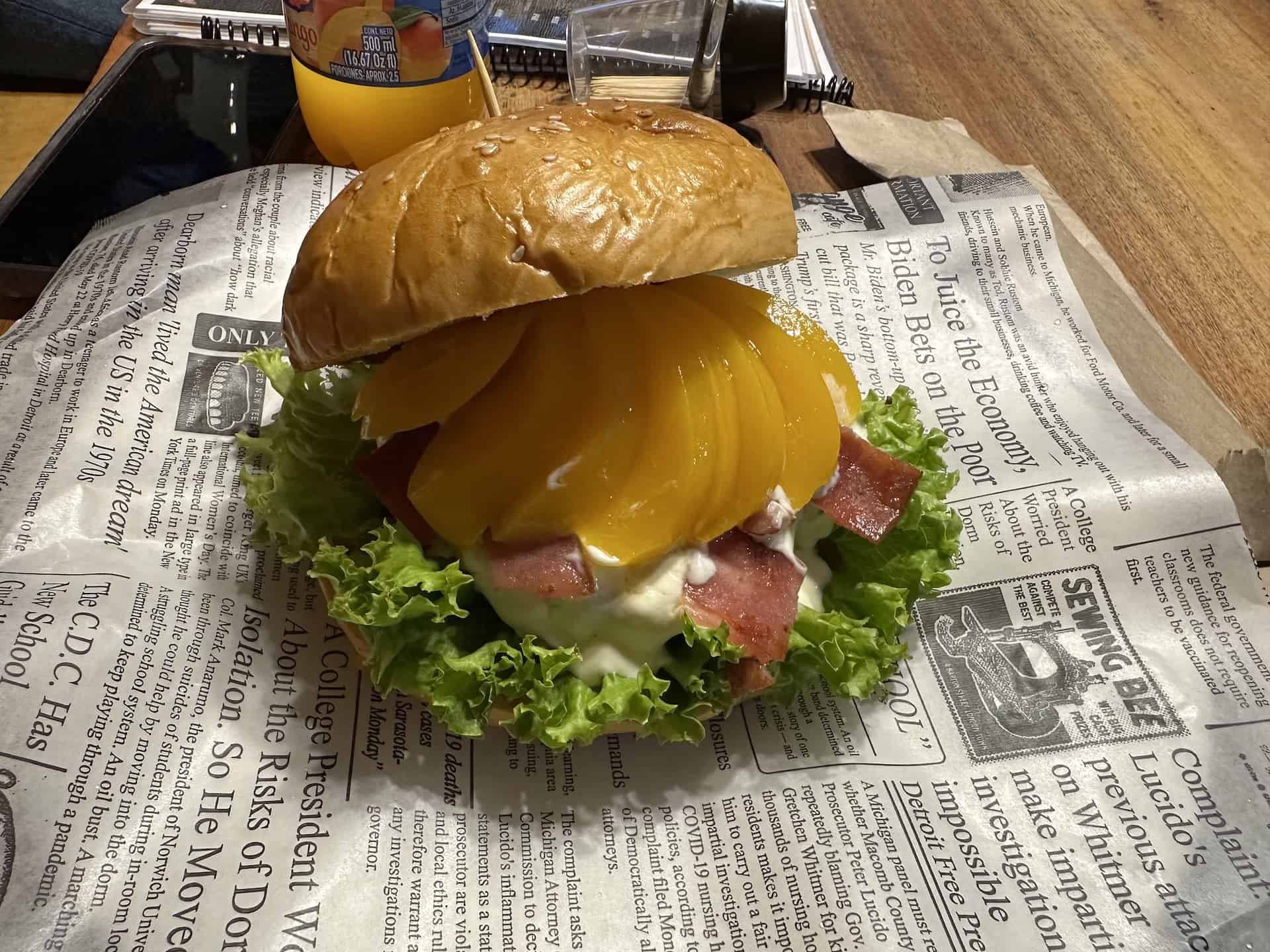 Burger at El Maderero Campestre