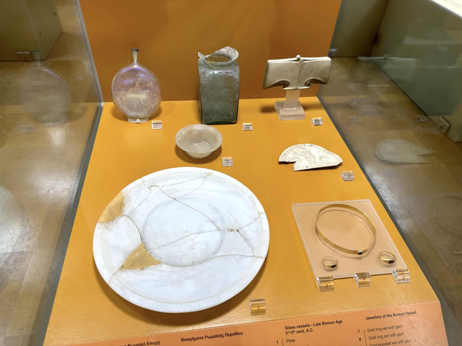 3rd-5th century glass vessels and jewelry of the Roman period