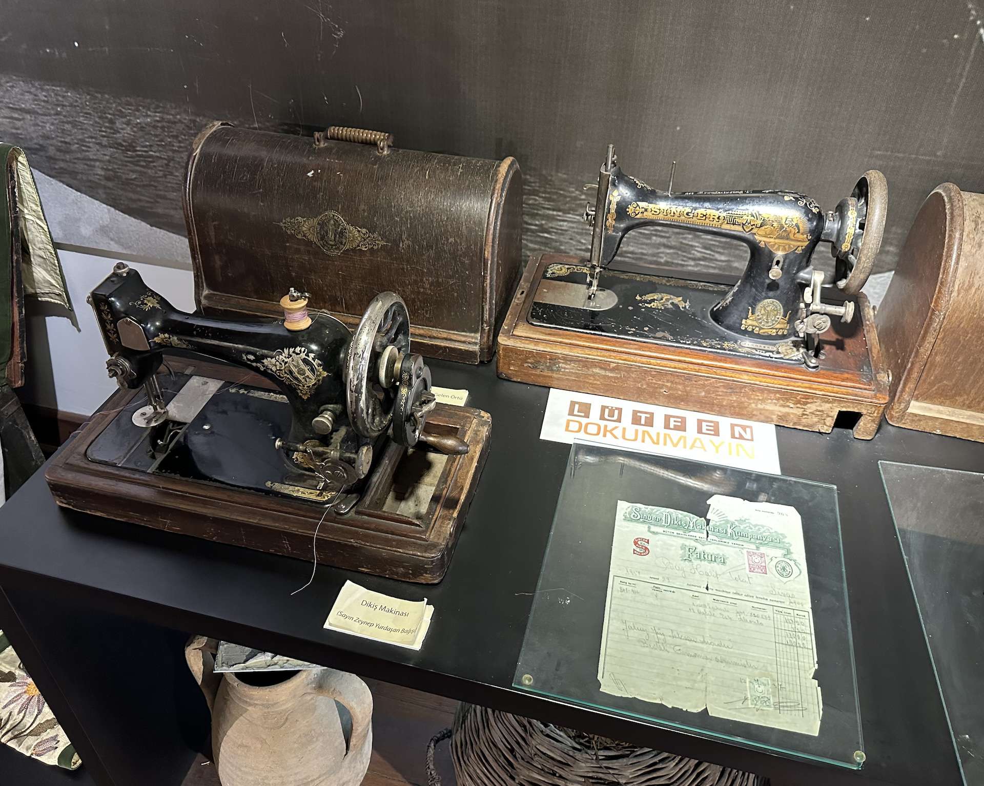 Sewing machines in the immigration section at the Selçuk City Memory Museum
