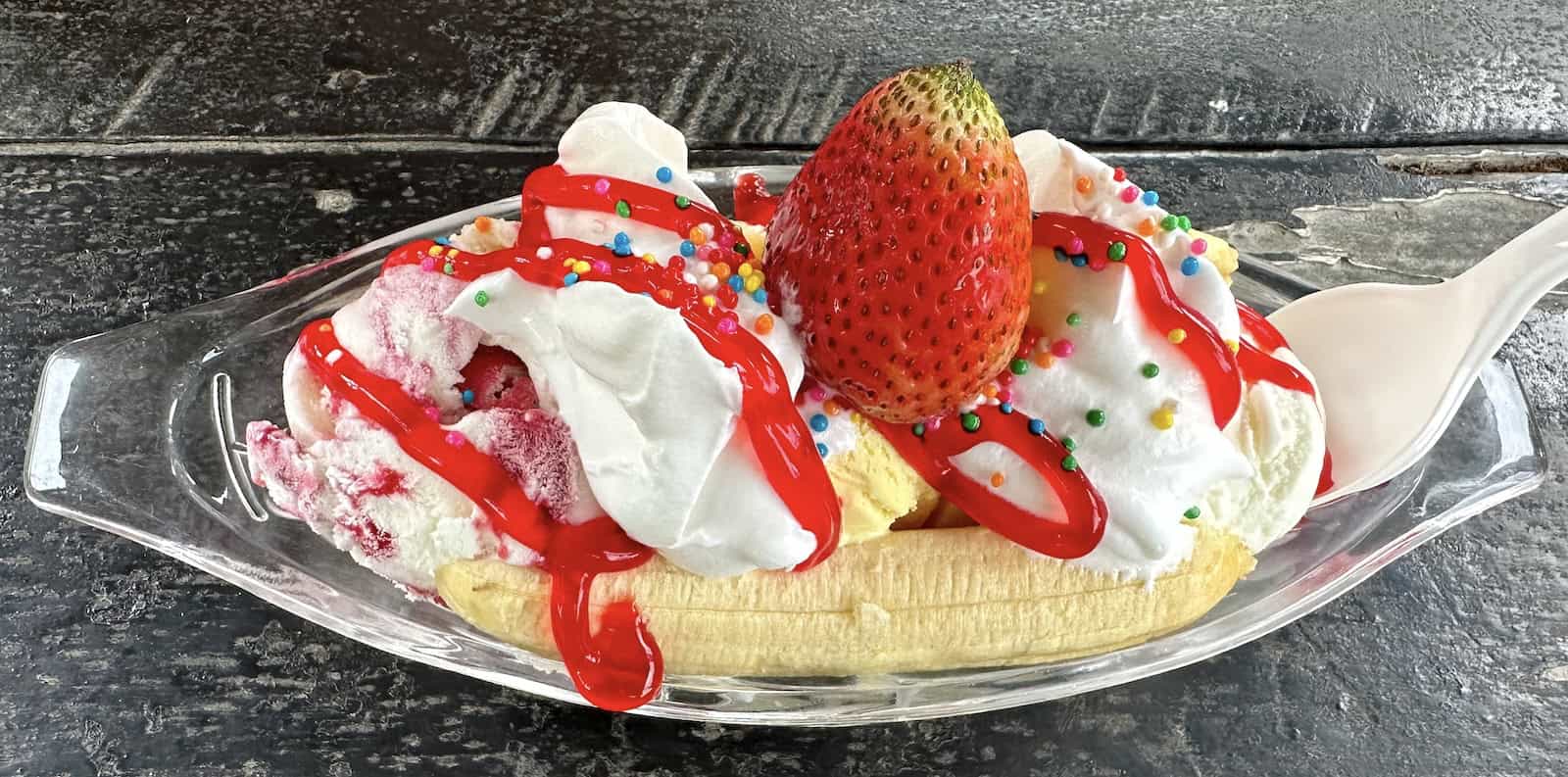 Banana split at La Granjita de Ethan