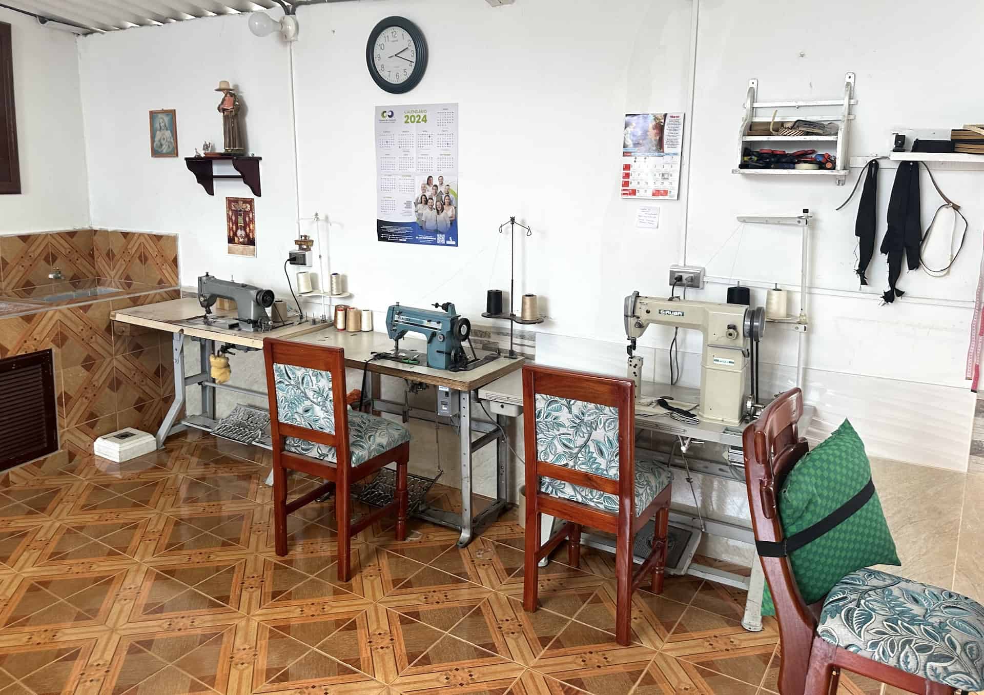 Sewing machines at Sombreros Pipintá