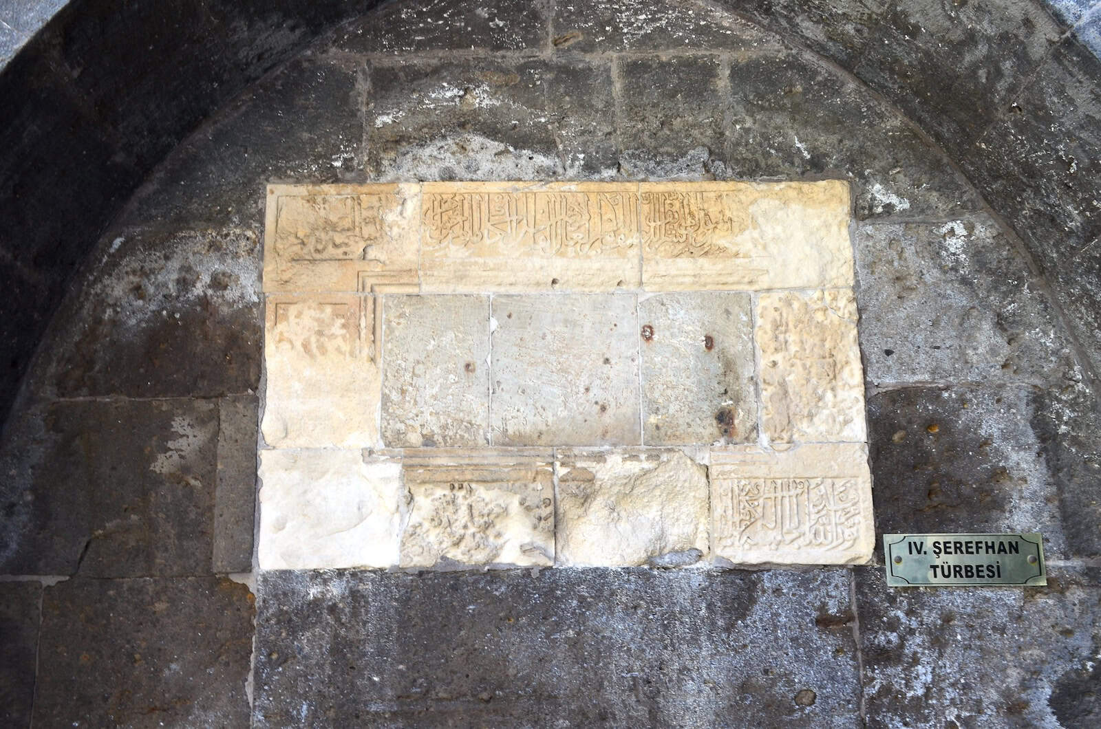 Inscription above the entrance to the tomb of Şerefhan IV