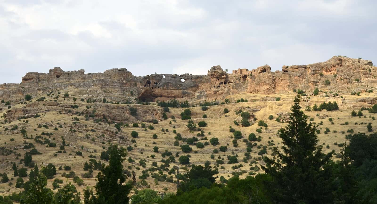 Ruins and caves on the cliffs near Mor Hananyo