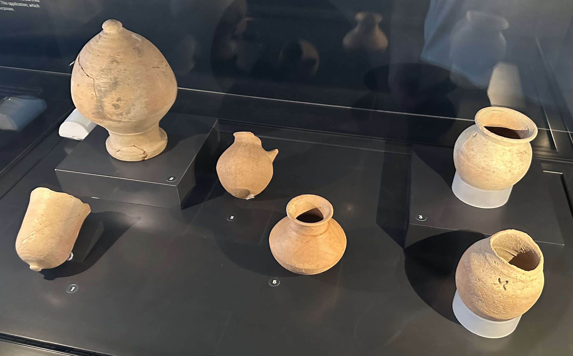 Assyrian ceramic vessels from Hakemi Use in Courthouse A