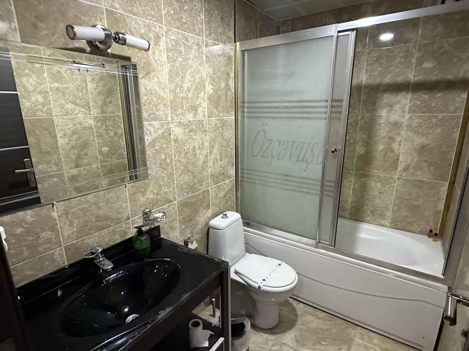 Bathroom at Öz Çavuşoğlu Hotel